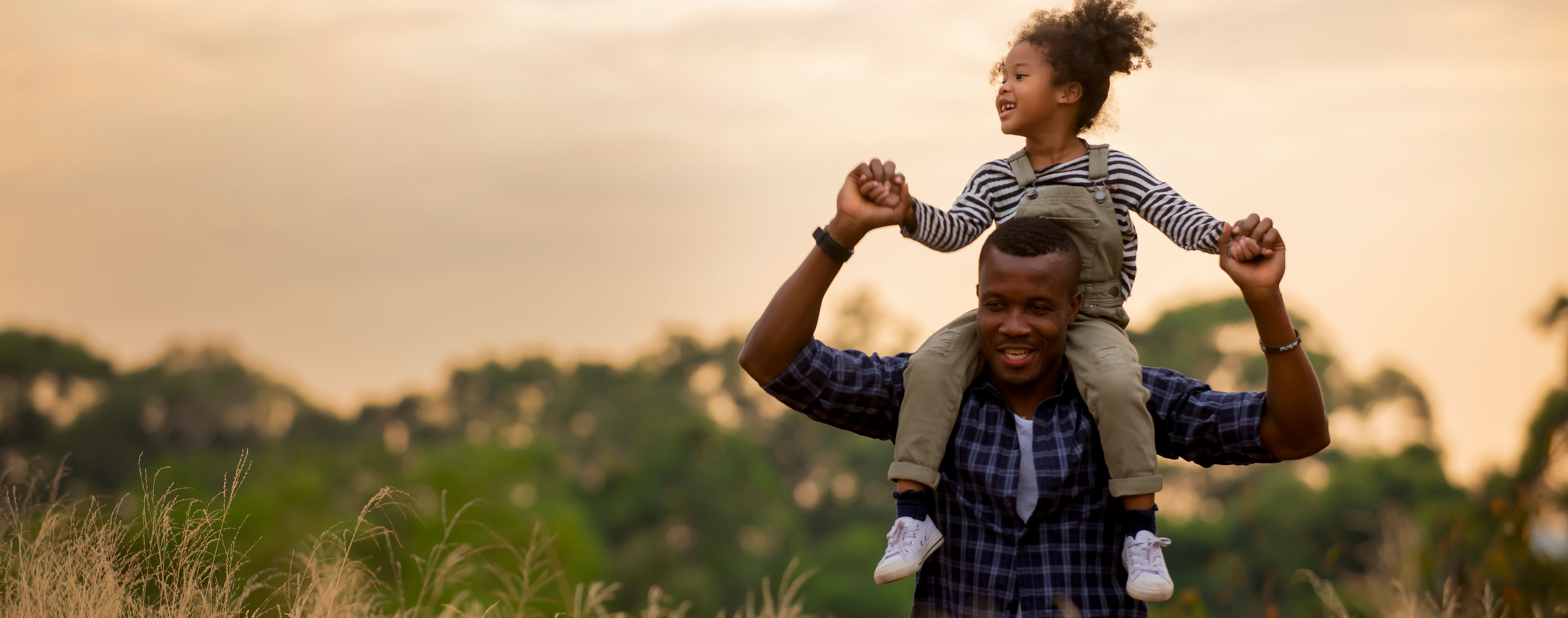 dad with daughter on his shoulders